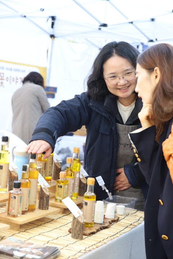 협동을 통해 들깨 참깨 수세미를 농사지어 자연과 환경에 이로운 제품을 생산합니다. 폐기물을 새활용하여 다양한 플라스틱 대체 상품을 제작합니다.